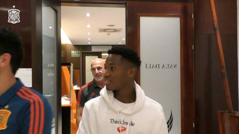 Barca-Youngster Ansu Fati wird in einem Artikel rassistisch beleidigt. Teamkollege Antoine Griezmann stellt sich hinter ihn.