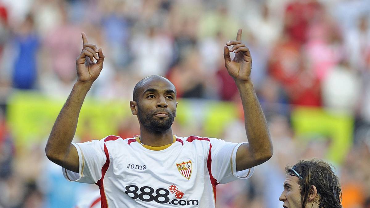 FRÉDÈRIC KANOUTÉ: Im gleichen Jahr kam eine der besten Verpflichtungen Monchis nach Andalusien. Tottenham verlangte damals 6,5 Millionen Euro Ablöse. Mit 136 Toren ist der 38-malige Nationalspieler Malis der beste Torschütze Sevillas im 21. Jahrhundert