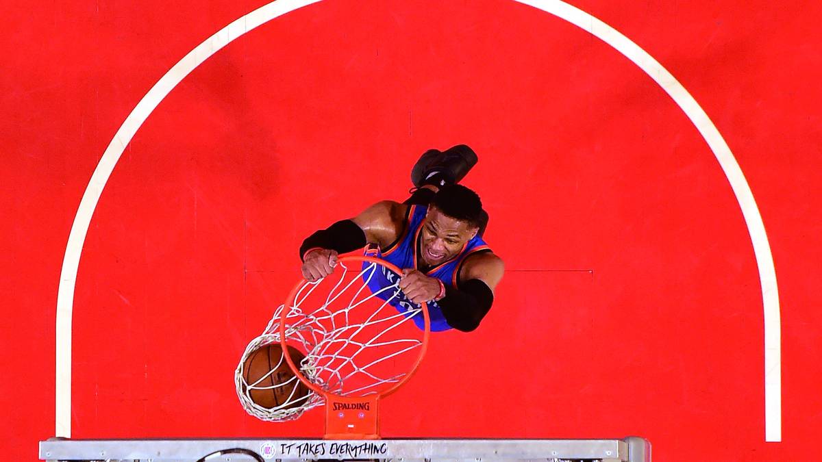 Mit 31,6 Punkten pro Spiel in der Regular Season wurde er zum zweiten Mal bester Korbwerfer der NBA. In seinen fünf Playoff-Spielen erzielt er einen überragenden  Punkteschnitt von 37,4, dennoch scheidet OKC gegen die Houston Rockets aus