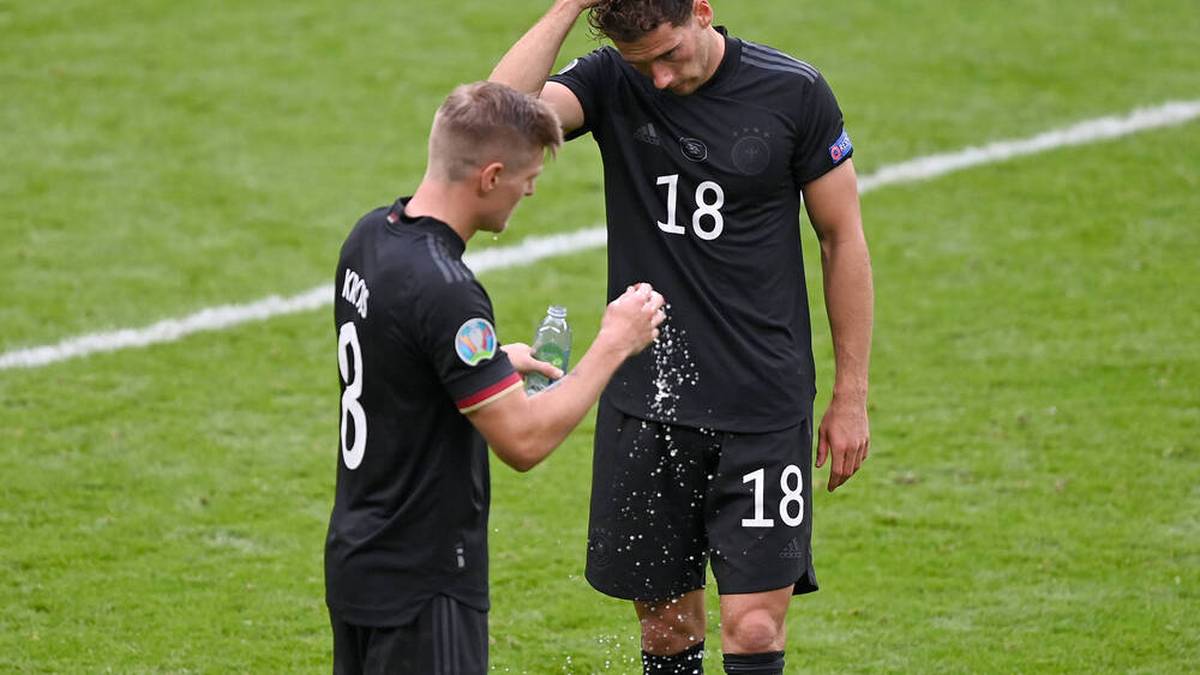 Im Achtelfinale jubelt aber nur England. Deutschland verliert mit 0:2, Raheem Sterling und Harry Kane treffen. Die deutschen Spieler sind am Boden zerstört