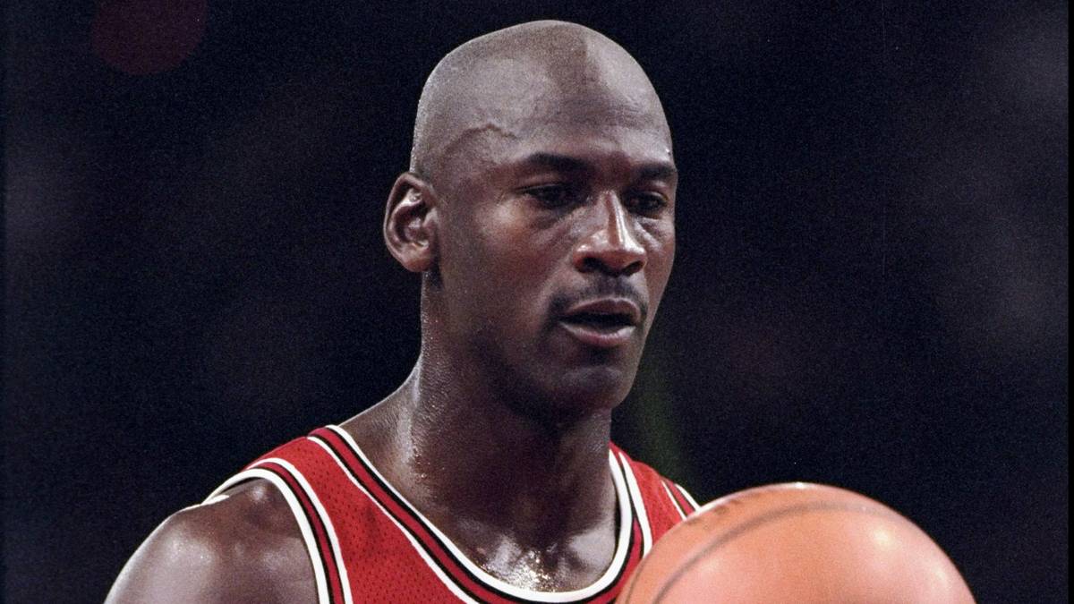 Als Superstar kann man sich einige Freiheiten herausnehmen. Michael Jordan hatte zu seiner Zeit bei den Chicago Bulls die "for-the-love-of-the-game-Klausel" im Vertrag. Diese erlaubte es ihm, auch an Streetball-Turnieren teilzunehmen. Wegen der Verletzungsgefahr war das den meisten NBA-Profis untersagt