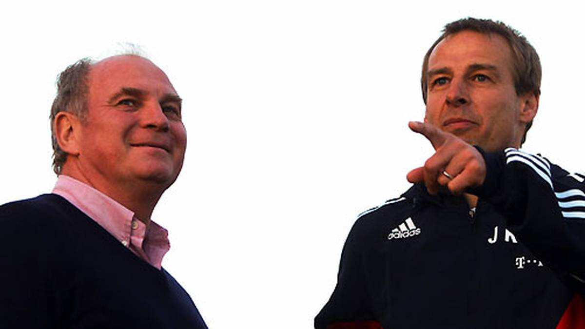 Als "Klinsi" noch als Bundestrainer wirbelt, poltert Hoeneß angesichts der Endlos-Diskussion um die Nationaltorwart-Frage vor der WM 2006: "Sich nach dem USA-Länderspiel nicht festzulegen und weiterhin von der Nummer eins und einem Herausforderer zu sprechen, ist unverantwortlich. Das ist Psycho-Terror. Absoluter Psycho-Terror." Am Ende wird Bayern-Keeper Oliver Kahn Jens Lehmann vor die Nase gesetzt