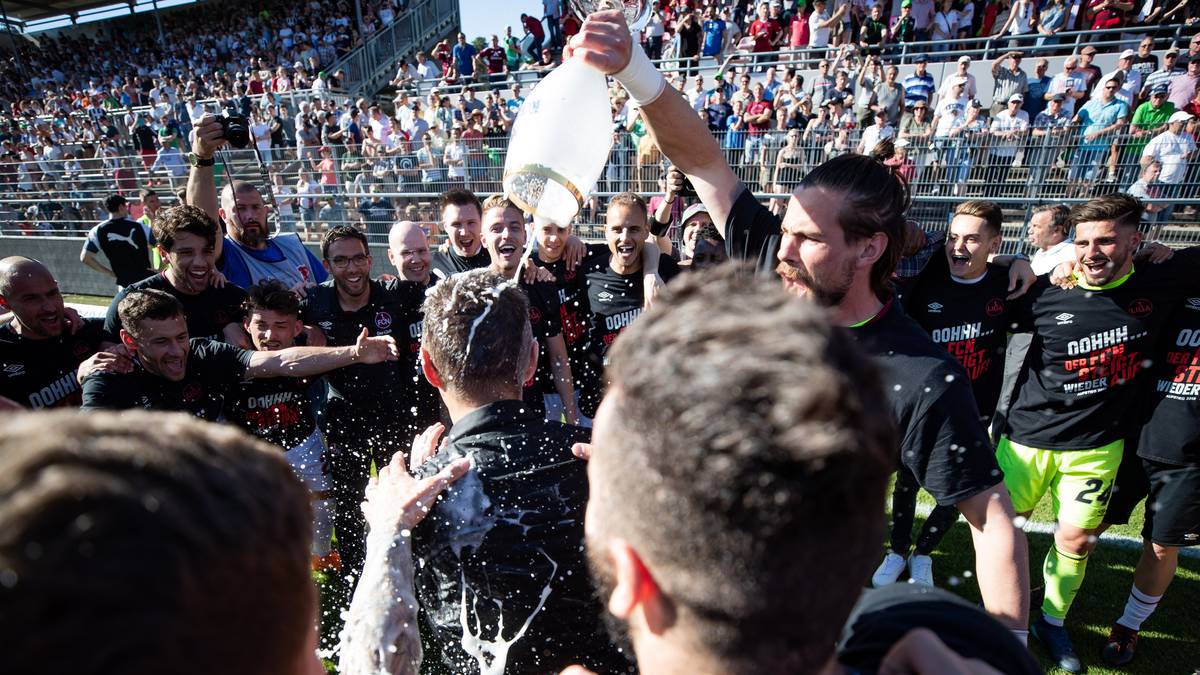 Erfolgscoach Michael Köllner kann der Bierdusche nicht entgehen, nimmt den ersten Aufstieg seiner Trainerkarriere aber überraschend gefasst zur Kenntnis