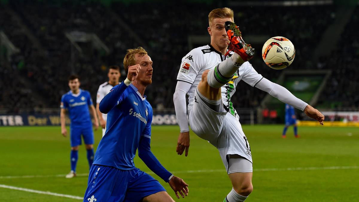 Anschließend dürfen die Großen ran - und es entwickelt sich von Anfang an ein intensives Spiel