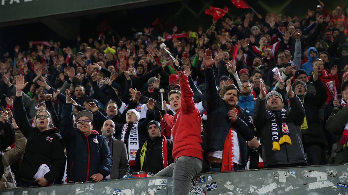 OBERÖSTERREICHISCHE NACHRICHTEN: "Salzburgs Bullen stürmen die Dortmunder Festung. Kompliment, FC Salzburg! An nötigem Rückenwind im Retourmatch sollte es nicht mangeln, die Arena in Wals-Siezenheim wird mit 29.520 Zuschauern restlos ausverkauft sein"