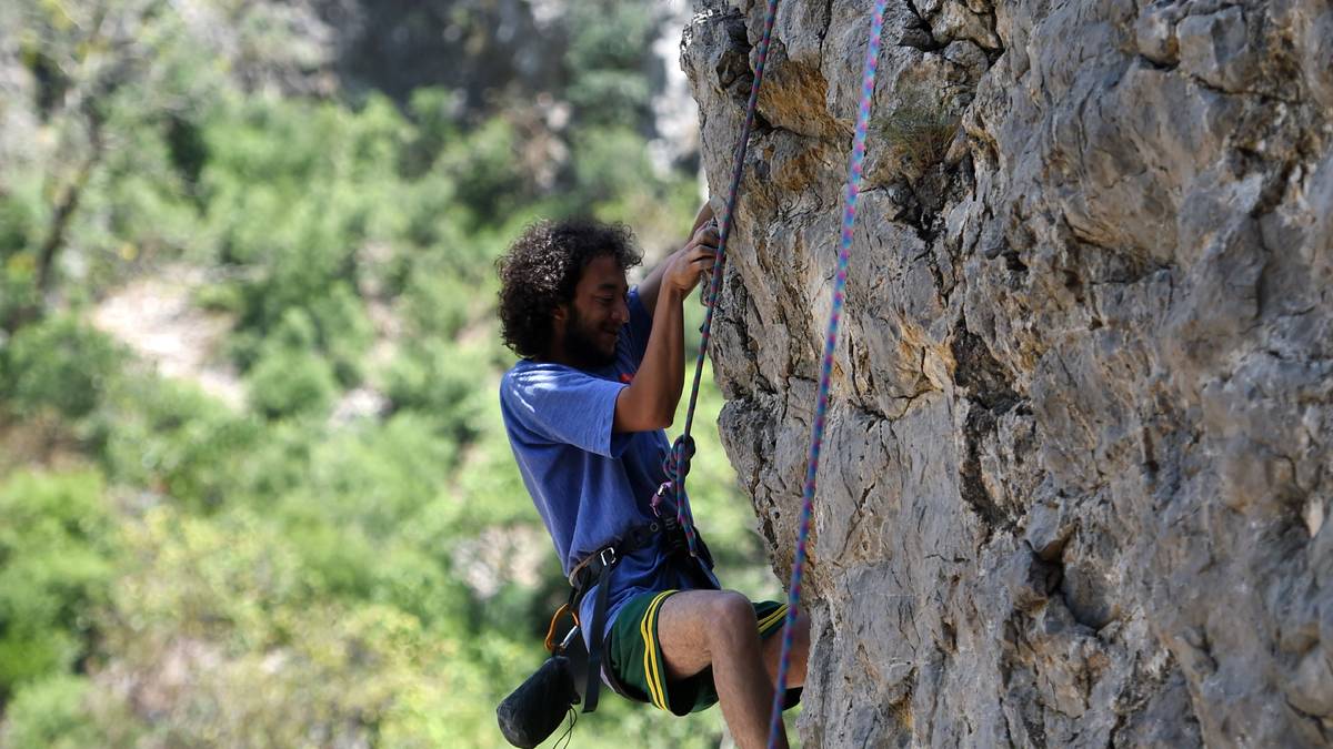 SPORTKLETTERN: Beim Sportklettern gibt es einen Zweikampf zwischen zwei Athleten. Dabei gewinnt je nach Vorgabe entweder der schnellste oder höchste Kletterer. Zudem treten die Athleten beim Bouldern, dem Klettern ohne Seil und Gurt an - jedoch nur bis zu einer angemessenen Absprunghöhe