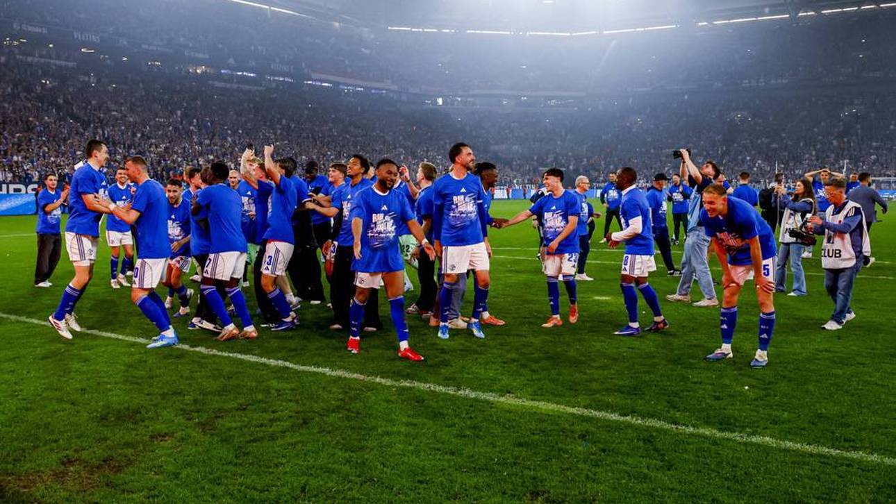 Die Schalker-Spieler bejubeln den Aufstieg