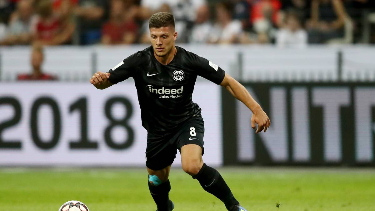 EINTRACHT FRANKFURT: Ganz in Schwarz läuft die Eintracht auf. Anders als die Anzüge von Finanzmongulen der Stadt unterbrechen dunkelgraue Streifen den Look. Ob der Hintergedanke, das Oberteil nicht gleich als Fußballtrikot zu entlarven, seinen Anteil daran hatte? Silber verdient sich das Dress auch durch nachhaltiges Material 
