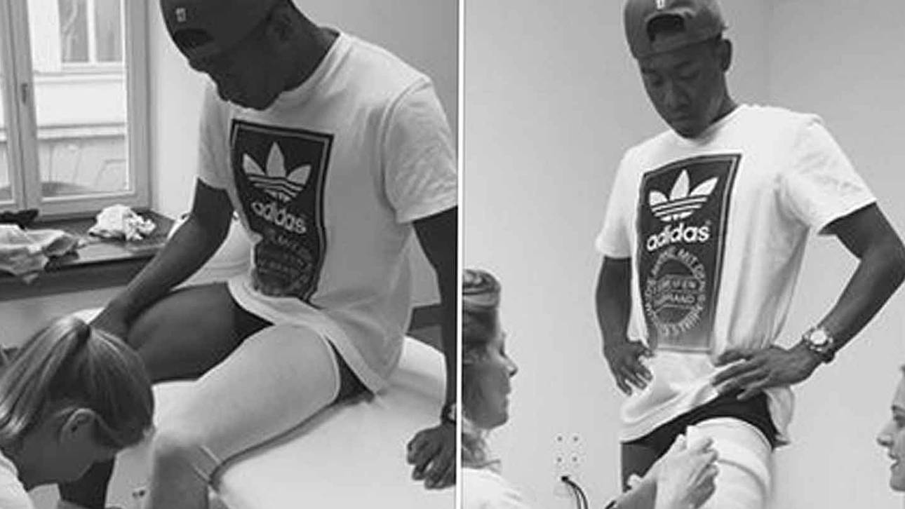 David Alaba zeigt seinen Gips