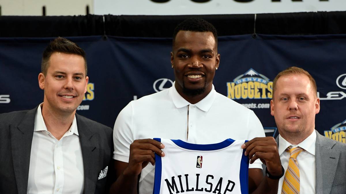 Der Nachfahre deutscher Einwanderer entspricht allerdings nicht dem klassischen Mäzen. Öffentliche Auftritte, Geltungsdrang und Leidenschaft für den Sport? - Fehlanzeige. Die klassischen Teamauftritte überlässt er Sohn Josh (l.), der auch Teampräsident der Nuggets und Avalanche ist