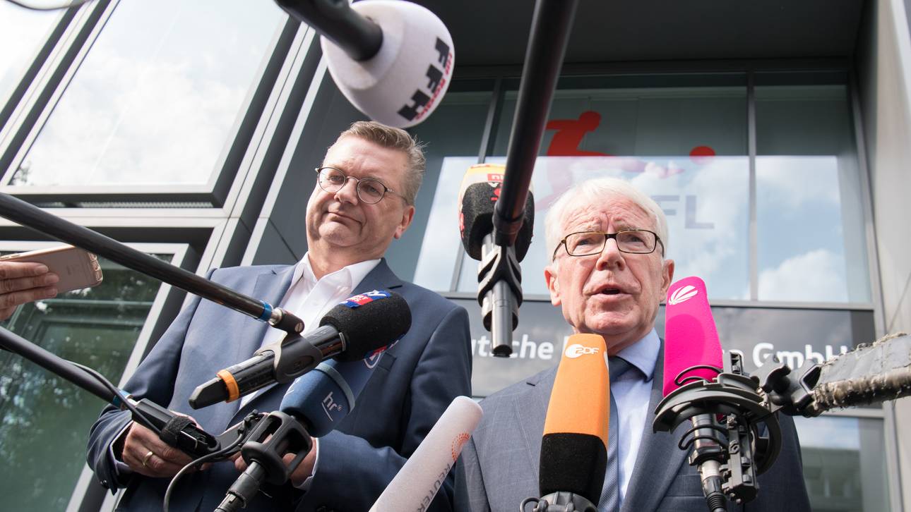 Reinhard Grindel (l.) und Reinhard Rauball übten sich nach dem Krisengipfel im Schulterschluss