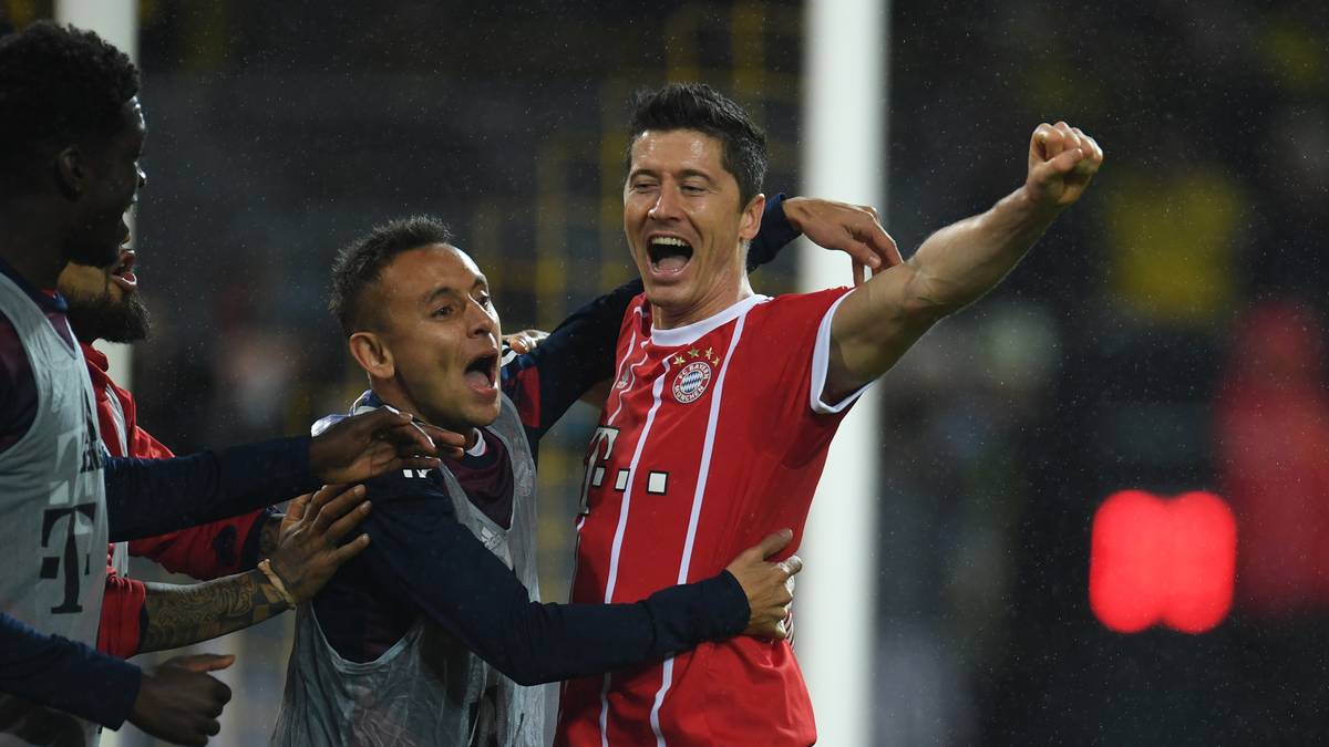 Mit Glück und jeder menge Können: Lewandowski feiert seinen Treffer zusammen mit den Ersatzspielern