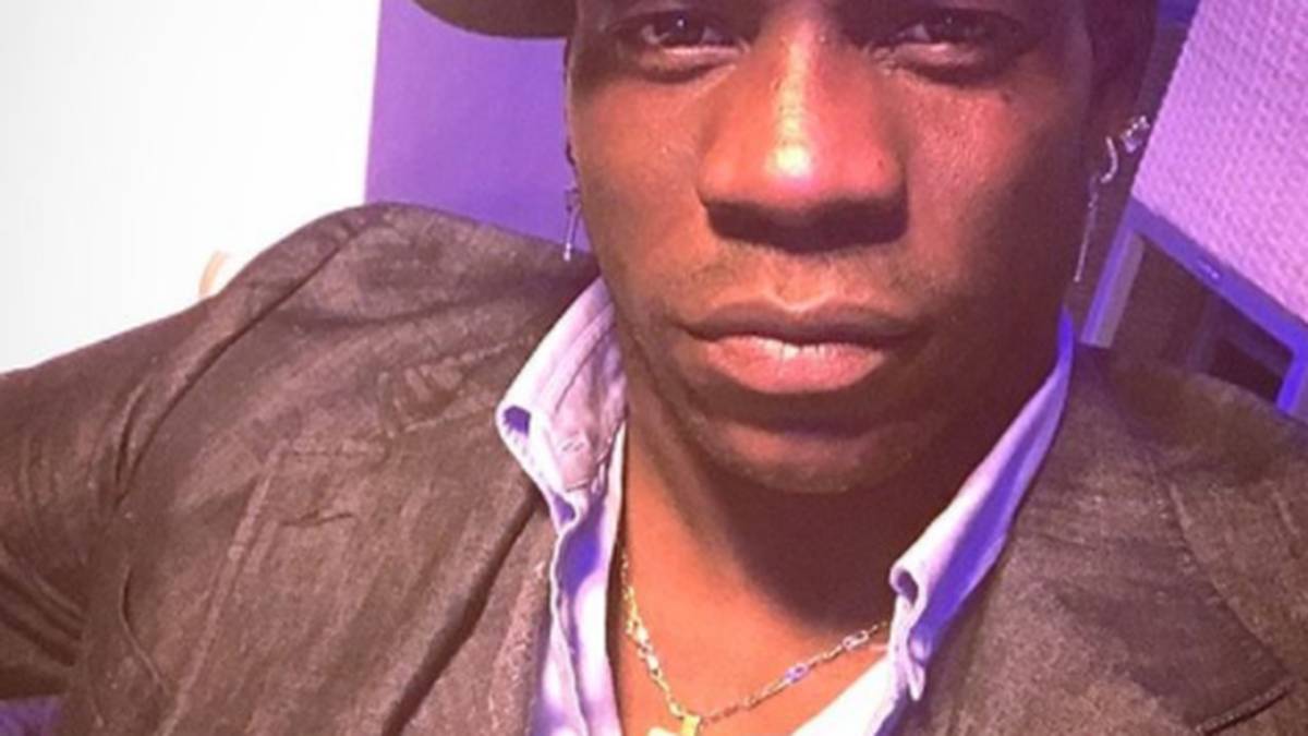 Mario Balotelli fällt gerne aus der Reihe. Mit seinem lässigen Blazer und dem schief aufgesetzten Hut sind ihm die Blicke garantiert sicher