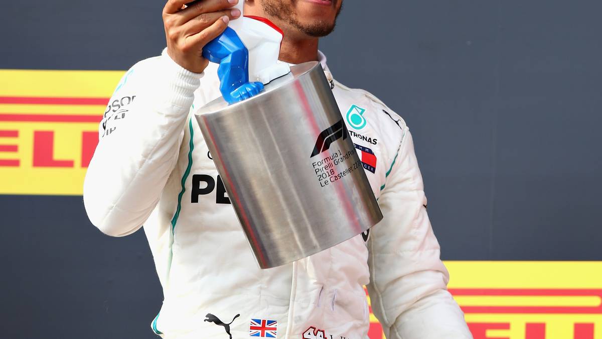 FRANKREICH - L'Equipe: "Hamilton, der neue König von Frankreich. Mit dem neuen Motor war der Engländer unantastbar. Vettel verlor im vergangenen Jahr den Titel wegen einiger Fehler. Am Sonntag haben wir den 2017er-Vettel wieder gesehen. Kein französischer Fahrer in den Top 10. Noch schlimmer ist, dass sie sich gegenseitig rausgehauen haben"