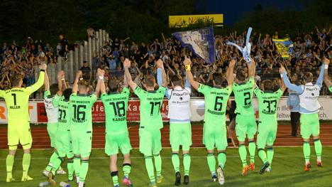 Die Spieler des TSV 1860 München feiern mit ihren Fans den Sieg in Illertissen
