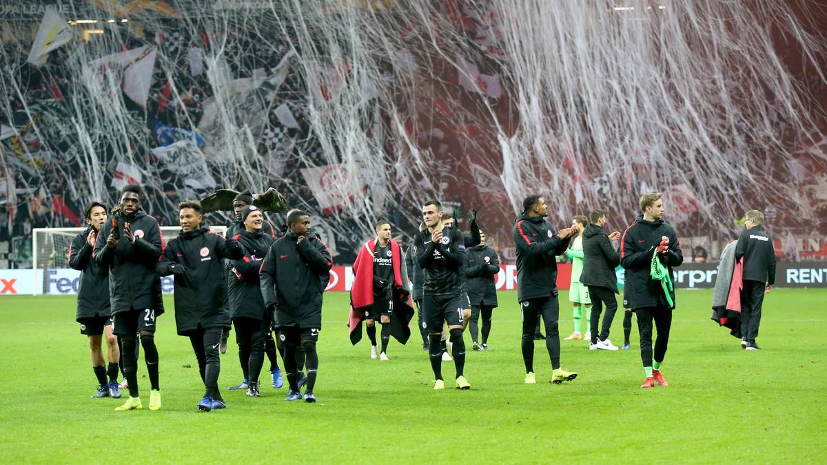 Noch bei der Verabschiedung der Spieler von den Fans nach der Partie hing die Fankurve noch voller Papierschlangen...