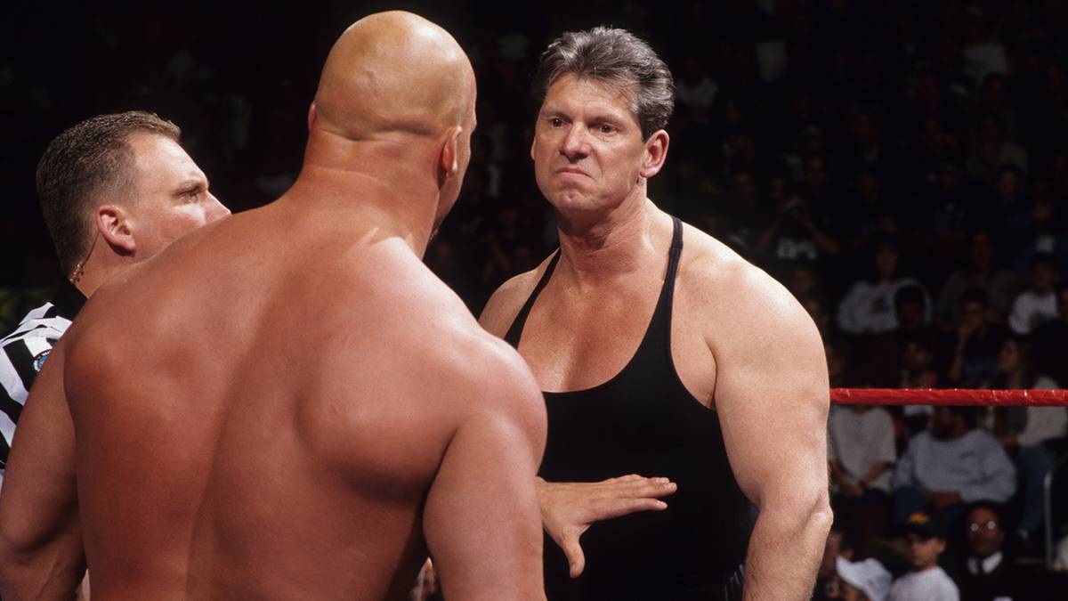 13. APRIL 1998 - Bis zu diesem Moment undenkbar, nun Realität: WWF-Boss Vince McMahon legt selbst Ringklamotten an und wagt sich zu Erzrivale Steve Austin in den Ring. Das Duell ist jedoch eine Falle für Austin: Sein bisheriger Verbündeter Dude Love  attackiert ihn, es kommt (vorerst) zu keinem Match