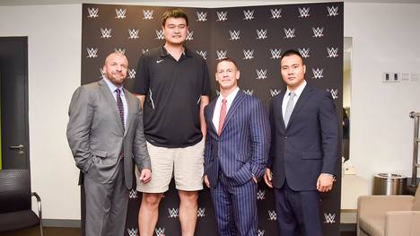Triple H (l.) und John Cena (2.v.r.) heißen Bin Wang (r.) bei WWE willkommen - als Stargast vor Ort: NBA-Legende Yao Ming
