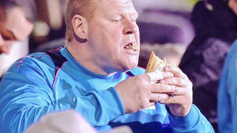Wie ein Zuschauer: Wayne Shaw von Sutton United nahm auf der Ersatzbank ein Sandwich zu sich
