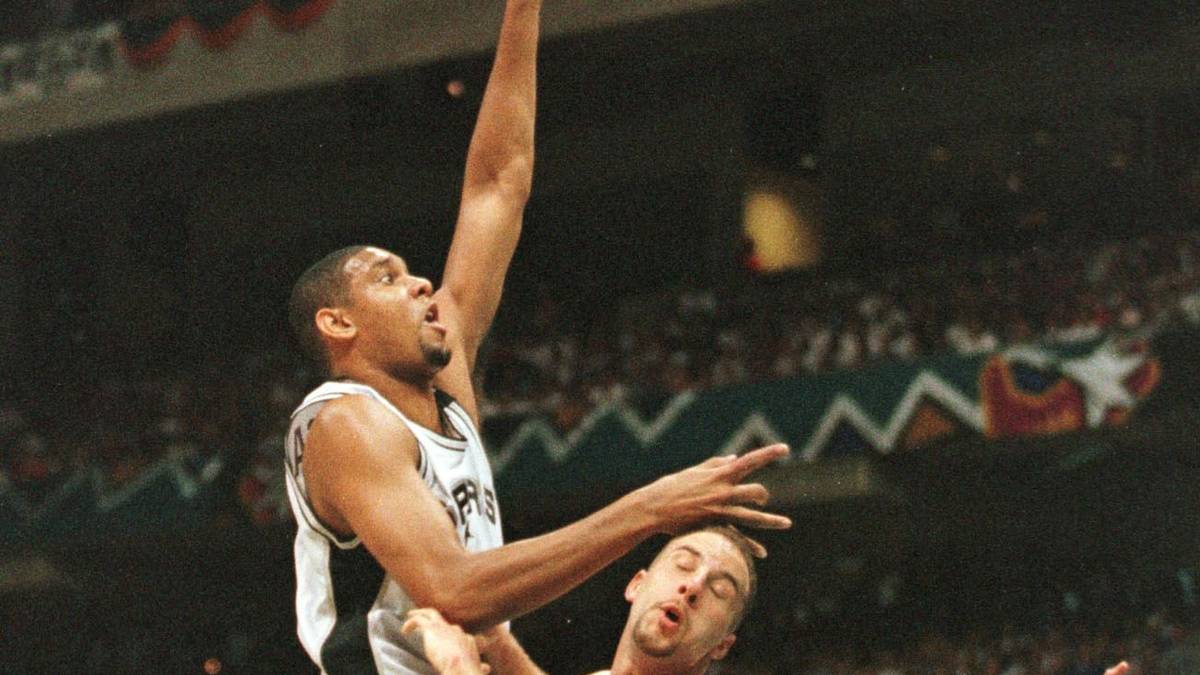 PLATZ 10 - TIM DUNCAN (23,2 PER): Der Erfolg der San Antonio Spurs in den vergangenen Jahren fußt vor allem auf Duncan, der in seinem zweiten Jahr 21,1 Punkte, 11,9 Rebounds und 2,7 Assists durchschnittlich auflegte. Aufgrund des NBA-Lockouts kommt "The Big Fundamental" aber lediglich auf 50 Partien in seinem zweiten Jahr