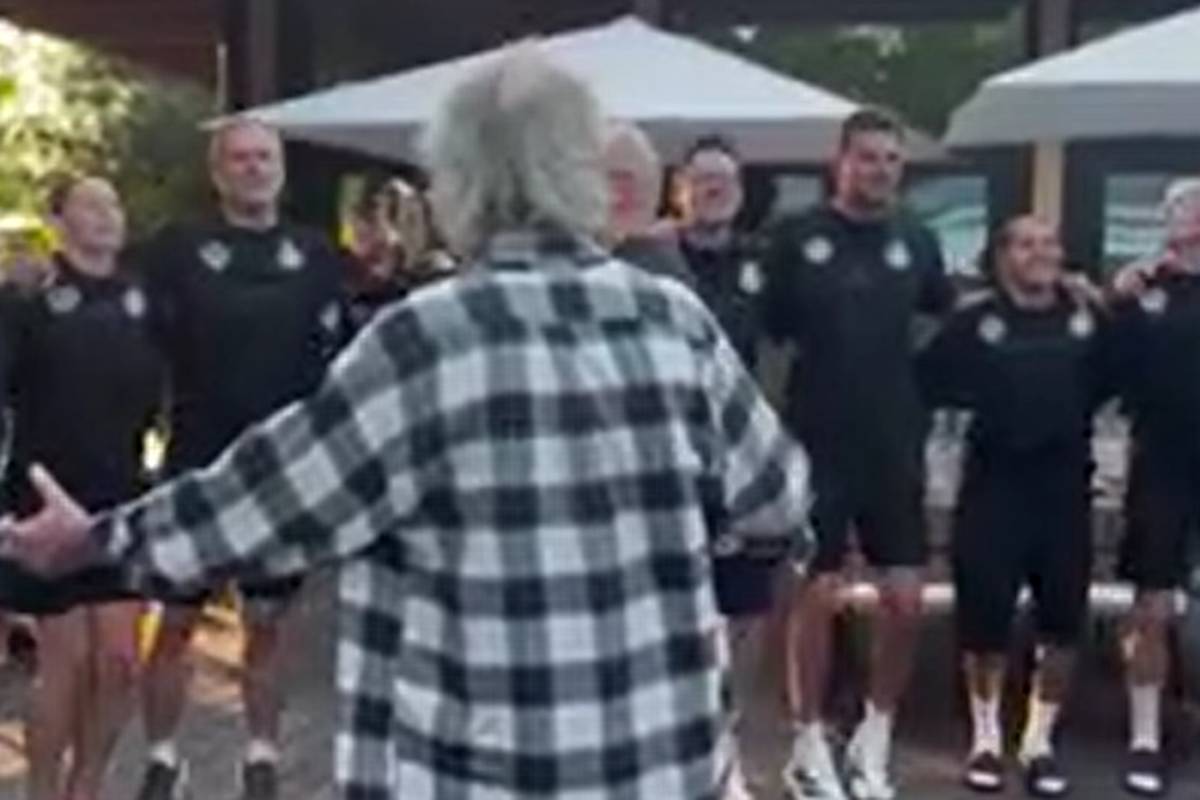 Kein Geringerer als Schlager-Ikone Wolfgang Petry besucht die DFB-Frauen in Herzogenaurach und sorgt dabei für eine wilde Party.