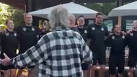 Kein Geringerer als Schlager-Ikone Wolfgang Petry hat die DFB-Frauen in Herzogenaurach besucht und dabei für eine wilde Party gesorgt.