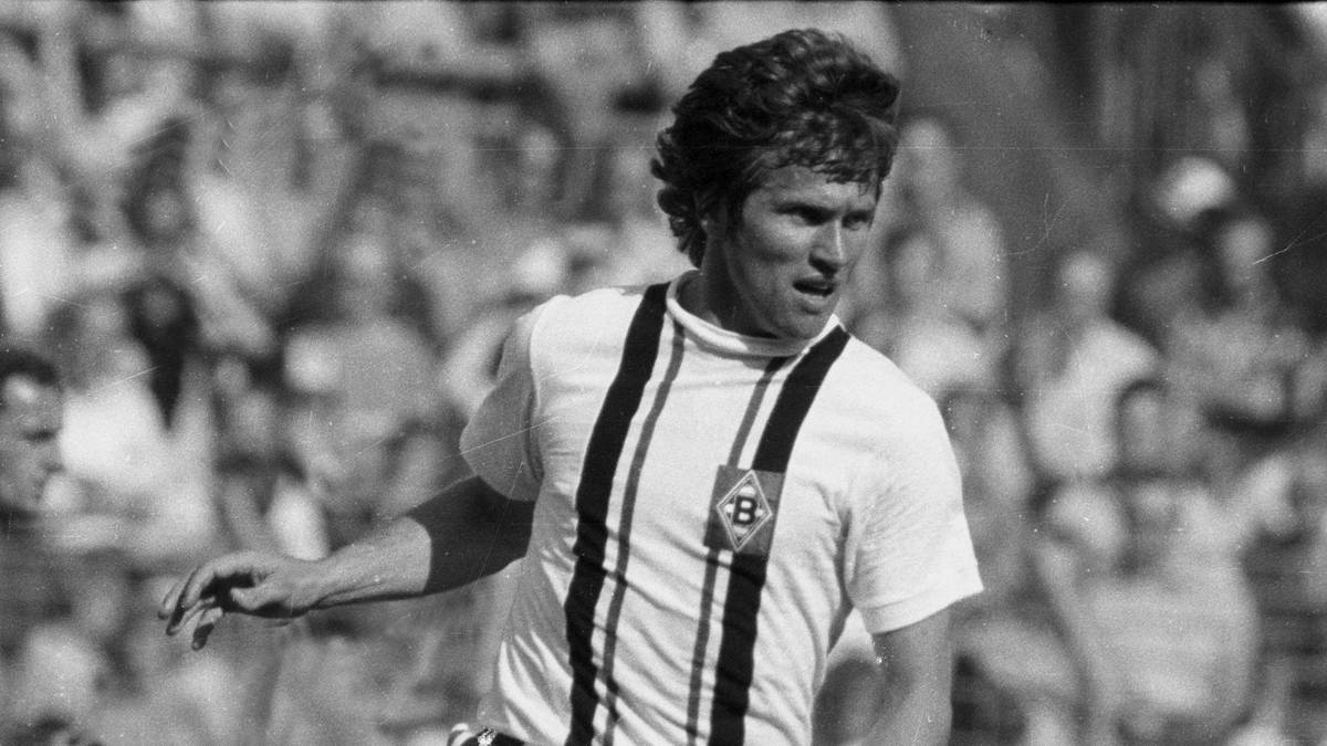 JUPP HEYNCKES (ANGRIFF): Ohne ihn wäre Gladbachs lang anhaltender Erfolg ebenfalls undenkbar gewesen. 168 Tore in 226 Bundesliga-Spielen sprechen für sich