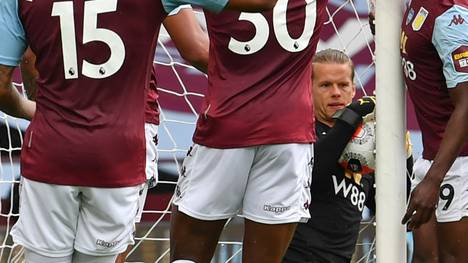 Aston Villas Keeper Orjan Nyland hält den Ball hinter der Linie fest