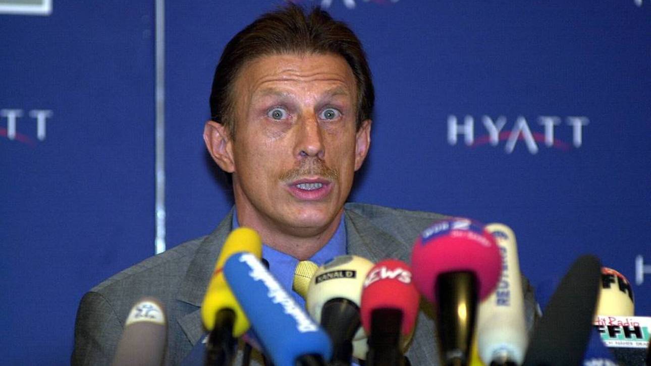 Christoph Daum auf der PK am 12. Januar 2001 im Kölner Hyatt-Hotel