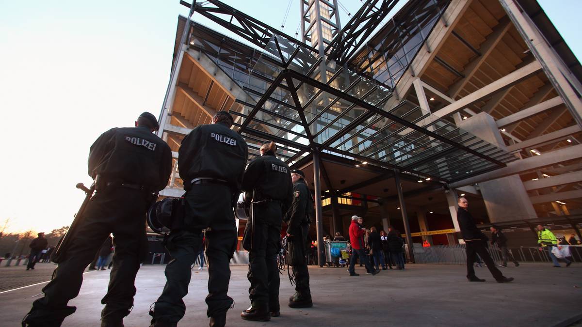 Polizisten vor dem Kölner Stadion
