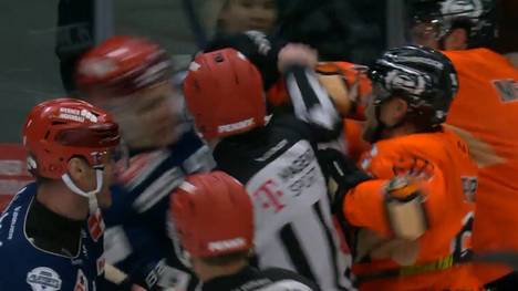 Die Highlights der Eishockey-Partie Schwenninger Wild Wings - Grizzlys Wolfsburg aus der DEL im Video.
