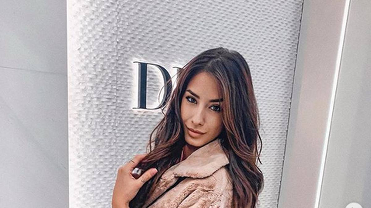 Aber natürlich darf ein waschechtes Model auch nicht an der Mode vorbeigehen. Die Tasche passt farblich gut zu ihrer Jacke