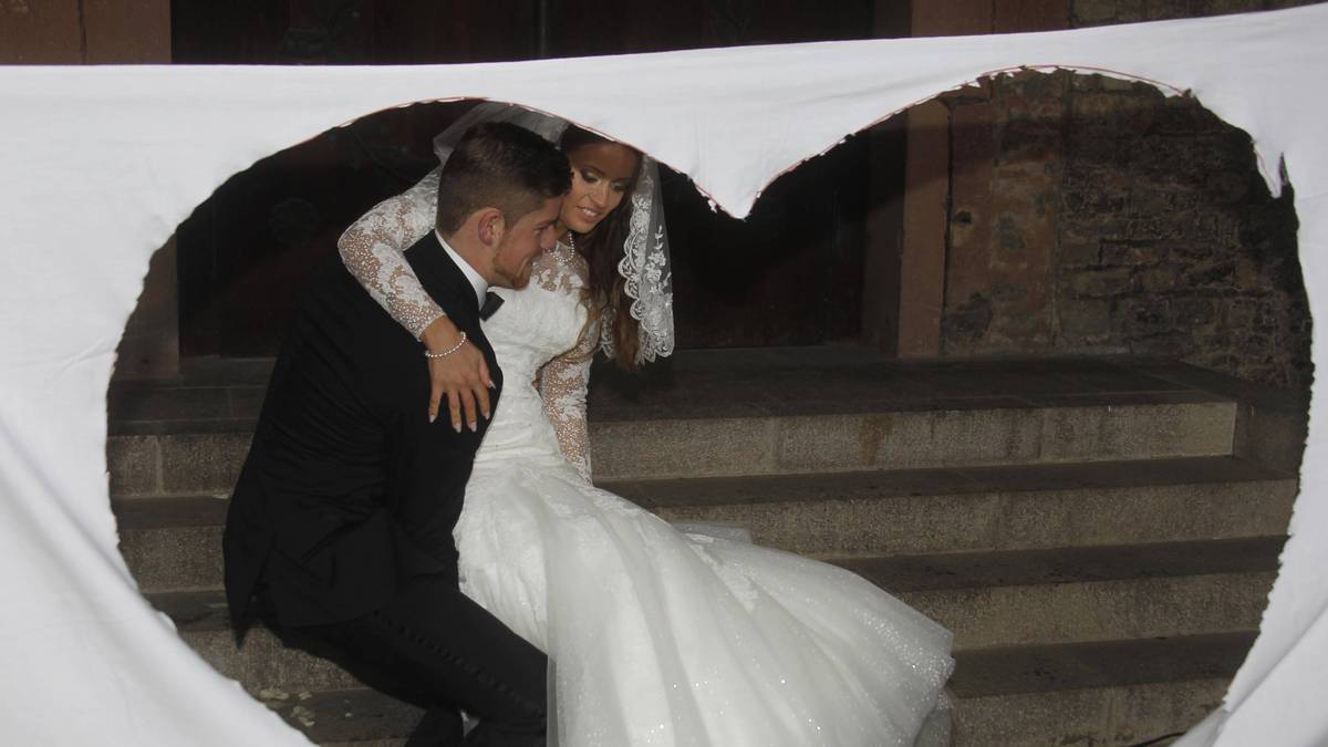"Ich trag dich auf Händen!" Kölns Torwart Timo Horn folgt dem alten Hochzeitsbrauch und trägt Neu-Ehefrau Carina durch ein ausgeschnittenes Herz. Die beiden heirateten am 27. Dezember 2014 in Köln
