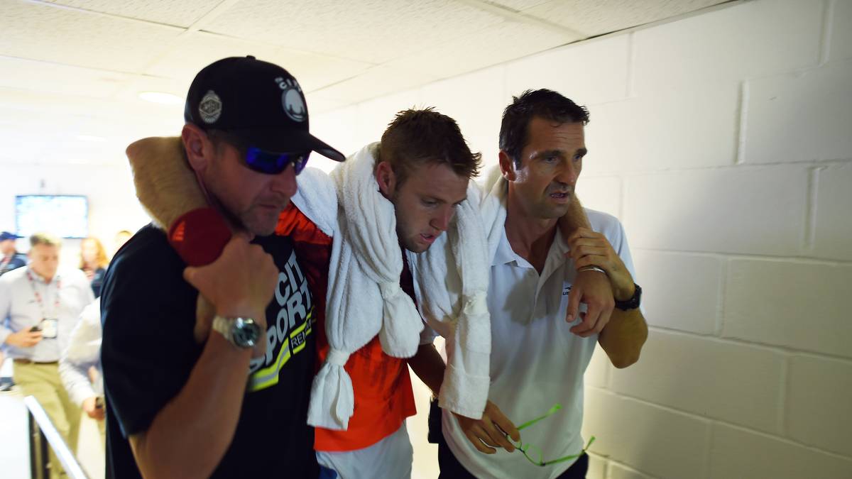 Sofort wird er medizinisch versorgt und vom Platz geführt. Nach einer 2:1-Satzführung ist sein Heimturnier für ihn beendet