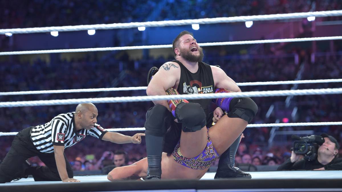 Im WWE United States Title Match gibt es ein Duell zwischen ehemaligen Freunden, die nun erbitterte Feinde sind. Chris Jericho und Kevin Owens (o.) bekämpfen sich nach allen Regeln der Kunst