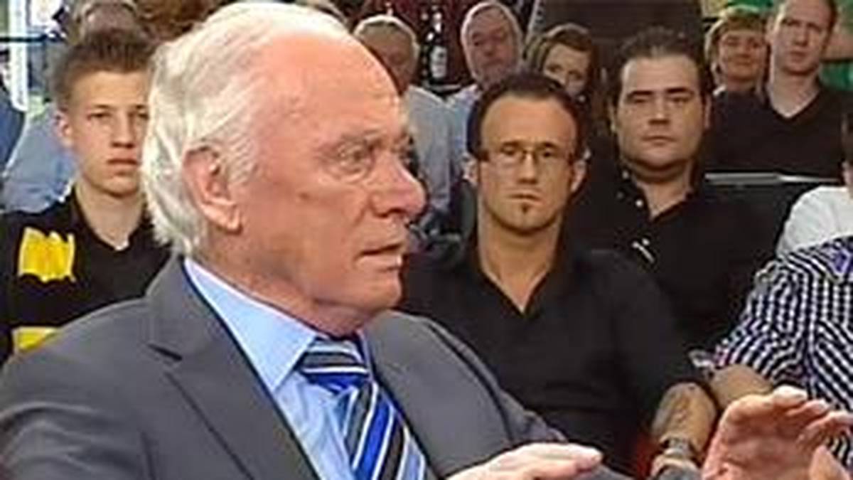 Udo Lattek über den Abschied des damaligen Bayern-Trainers Ottmar Hitzfeld: "Ich war ein großer Trainer, er war es bis gestern auch. Aber um die Fakten mal auf den Tisch zu legen: Ottmar ist sieben Mal Deutscher Meister geworden, ich acht Mal. Es ist schade, dass eine solch große Trainer-Persönlichkeit schon so früh abtritt. Aber ich bin auch froh, denn jetzt kann er mich nicht mehr einholen."