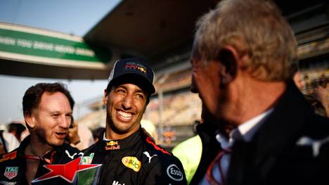 Helmut Marko (r.) enthüllt Details zum Abgang von Daniel Ricciardo (M.) von Red Bull
