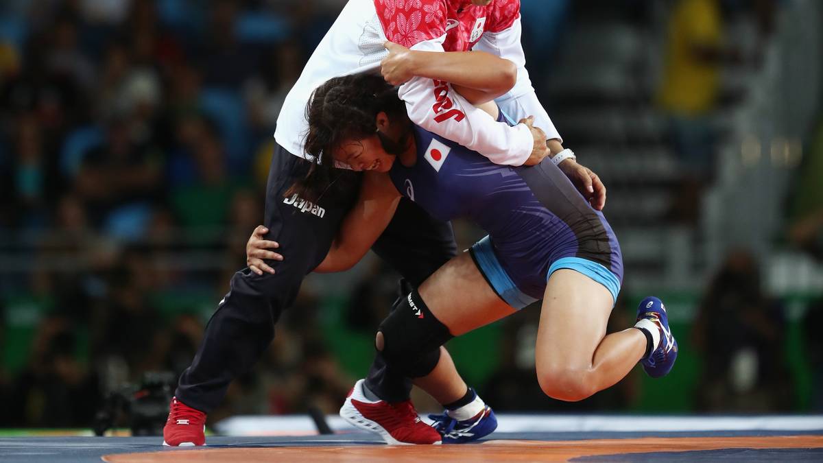 Freude auf Japanisch. Ringerin Risako Kawai ist dermaßen übermütig, dass sie gleich mal ihren Trainer Kazuhito Sakae schnappt...