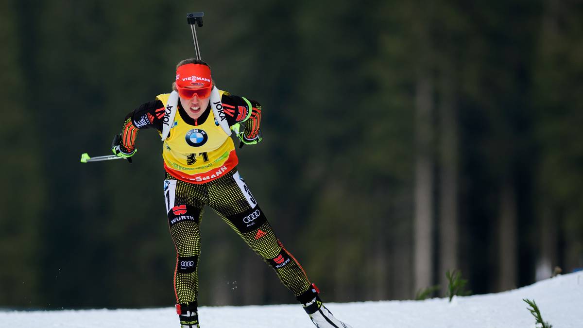 Am 30. November 2016 siegt Dahlmeier im ersten Einzelrennen der neuen Saison und übernimmt als erste Deutsche nach Magdalena Neuner das Gelbe Trikot der Führenden im Gesamt-Weltcup