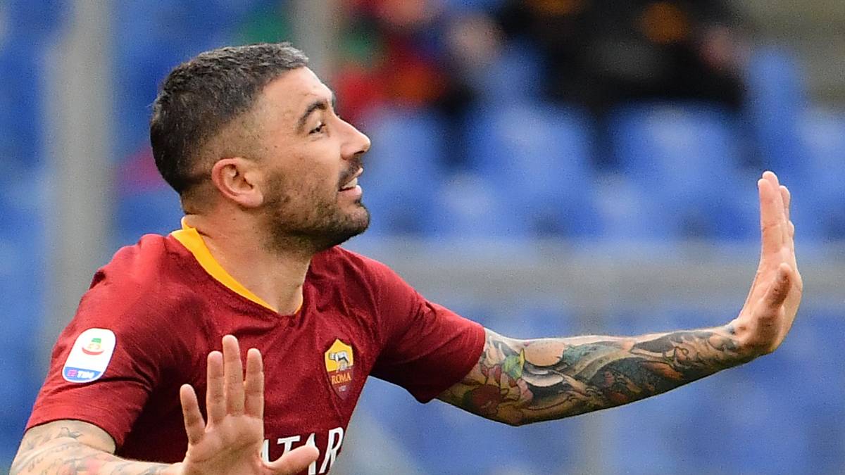 Viele Fußballer haben eine Vorliebe für schnelle Flitzer. Aleksandar Kolarov ist da etwas anders gepolt. Der Serbe von der AS Rom hat in Traktoren investiert. Leuchtet ein, wenn man weiß, dass er einen Bauernhof hat. "Mein Bruder ist für alles verantwortlich", sagte er der "Sun": "Wir haben Mais und alles." Die Karriere nach der Karriere ist also gesichert