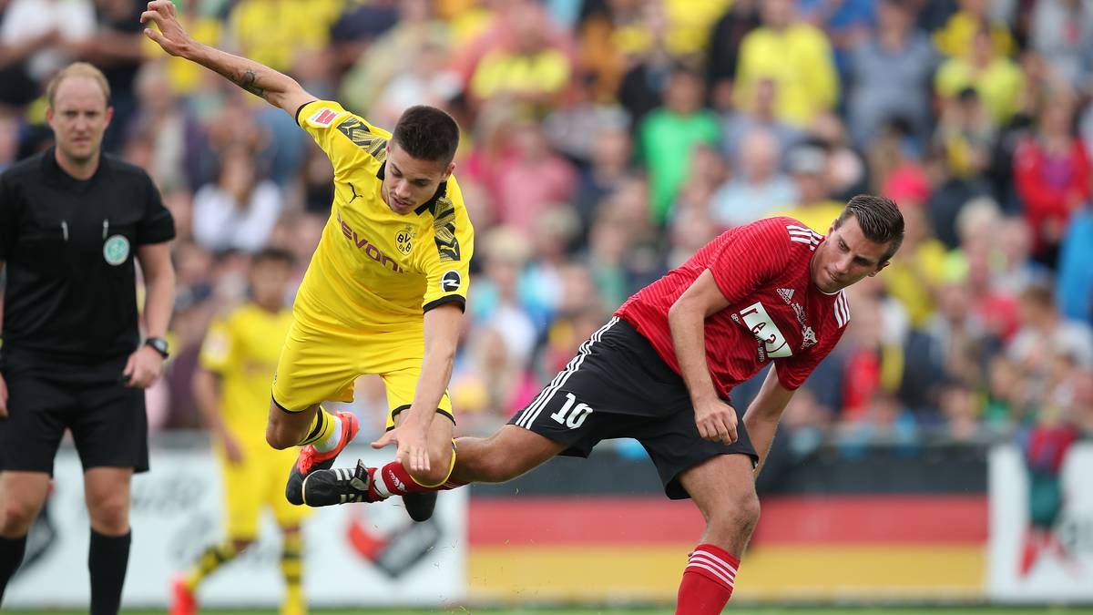 Im Supercup lief JULIAN WEIGL an Witsels Seite auf. Der 23-Jährige, der in der vergangenen Saison häufig in der Innenverteidigung aushelfen musste, darf sich berechtigte Hoffnungen auf einen Startelf-Platz machen - vorausgesetzt Favre bleibt bei der bevorzugten 4-2-3-1-Grundordnung