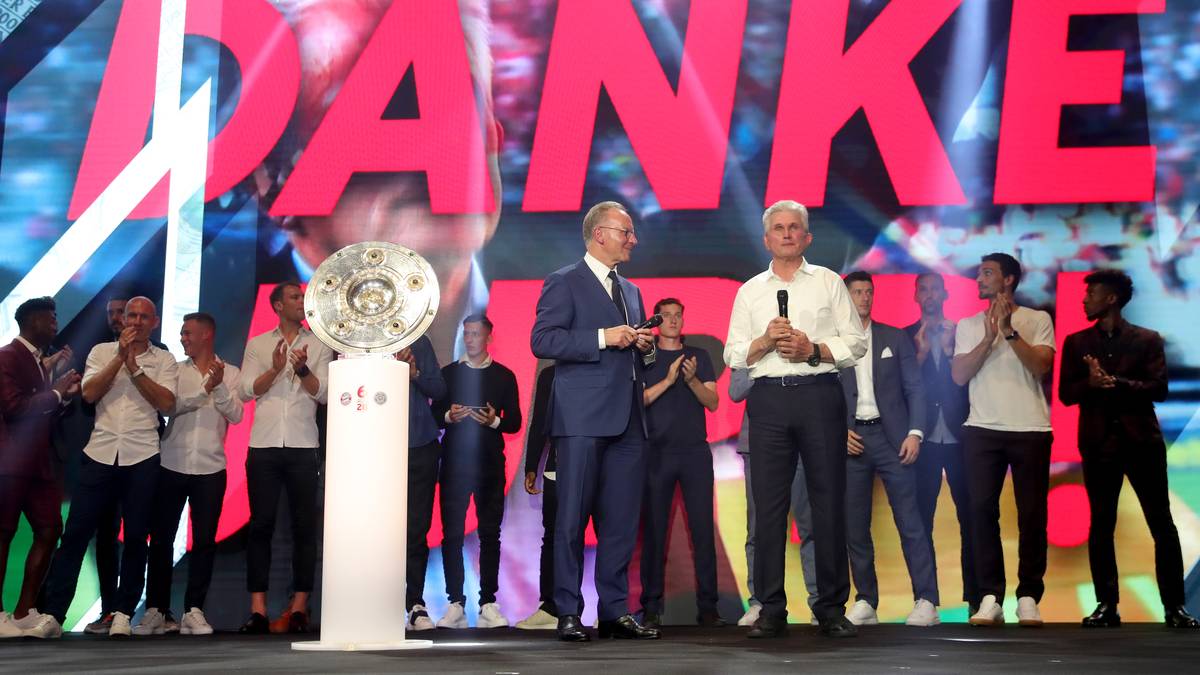 Einen besonderen Dank richtete Rummenigge auf der Bühne unterdessen an Trainer Heynckes, der seinem "Helfersyndrom" nachgegeben hatte