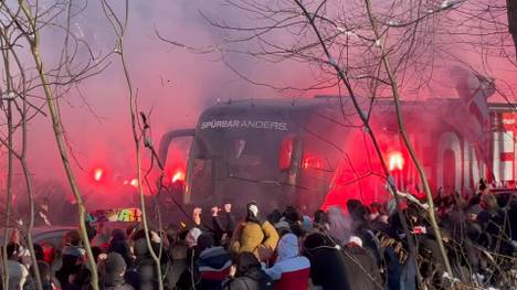 Die Fans des 1. FC Köln empfangen den Mannschaftsbus vor dem Duell gegen Borussia Dortmund.