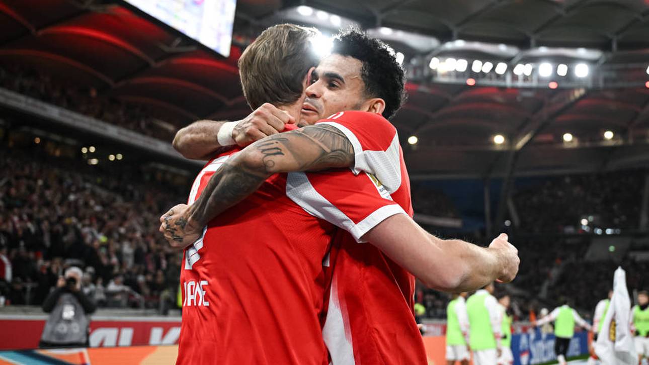 Luis Díaz umarmt Harry Kane