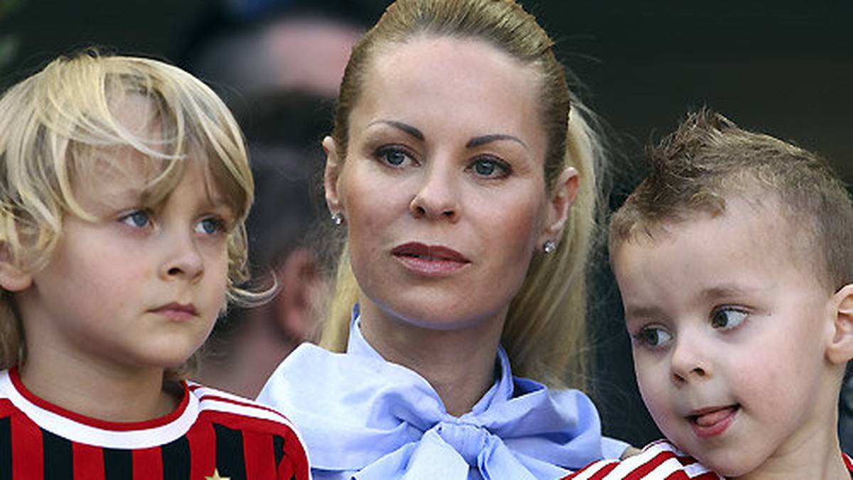 Seine zwei Söhne Maximilian und Vincent feuern ihren Papa von der Tribüne aus im passenden Outfit an