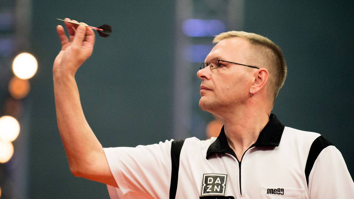 STEFAN STOYKE: "The Calm" kam wie viele seiner Kollegen über das elektronische Darts zur Sportart. Der 46 Jahre alte Elektriker - diesen Beruf hat er mit Weltmeister Rob Cross gemeinsam - trainiert nur rund 30 Minuten pro Tag