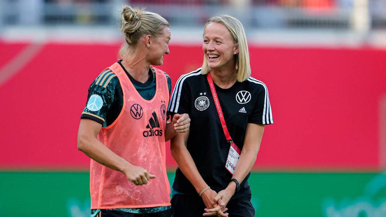 Lea Schüller (r.) sieht sich hinter Alexandra Popp "nur" als zweite Stürmerin
