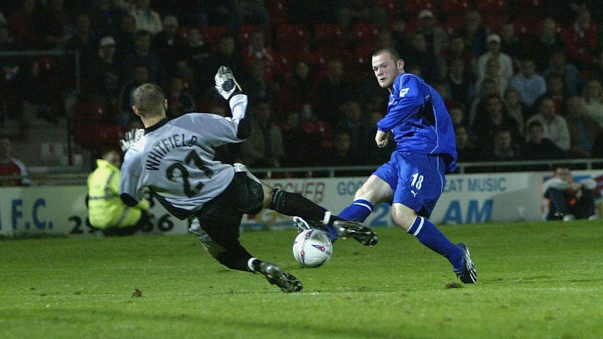 WAYNE ROONEY: Mit 16 Jahren, neun Monaten und 24 Tagen debütierte ein englisches Talent im August 2002 für den FC Everton. Nur vier Monate später stand der Teenager, der damals schon aussah wie heute, zum ersten Mal für die Three Lions auf dem Platz