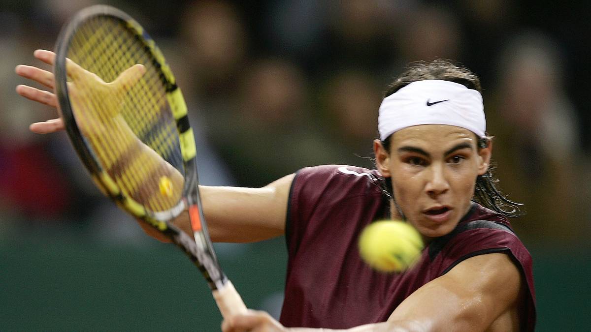 Zum ersten Duell der Ausnahmespieler kommt es bereits am 29. März 2004 beim Masters-Turnier in Miami. Der 22-jährige Federer geht als Weltranglistenerster in das Spiel gegen den 17 Jahre alten Emporkömmling aus Mallorca. Der hat keine Angst vor großen Namen und fegt Federer in der Runde der besten 32 mit 6:3 und 6:3 vom Platz. SPORT1 zeigt die zehn besten Duelle