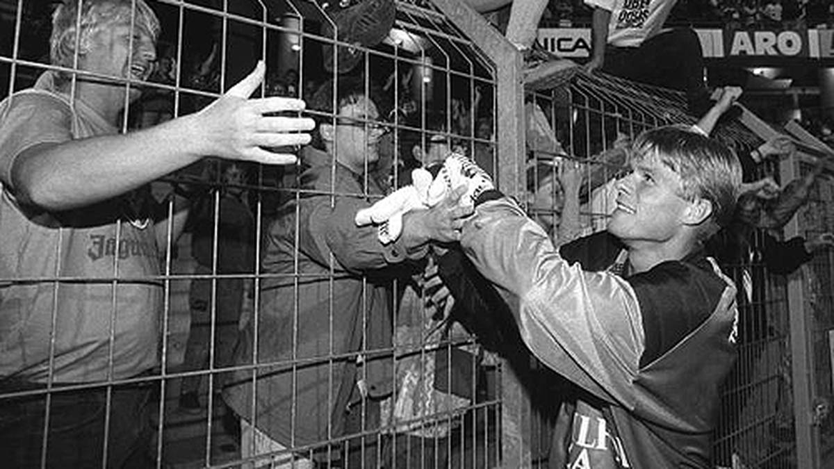 Nach dem Schlusspfiff lässt sich Keeper Ralf Scherbaum in der Kurve feiern